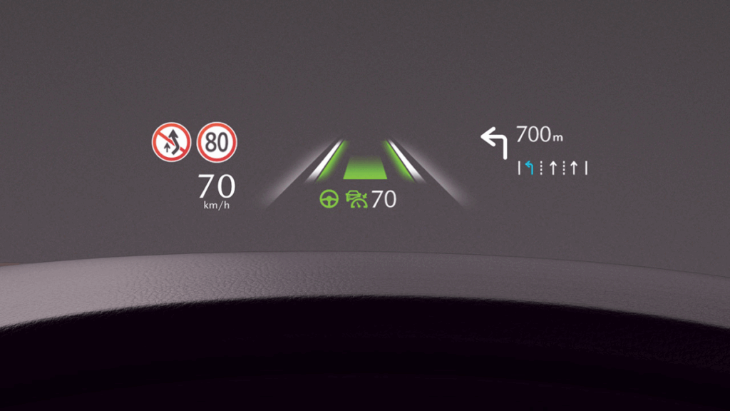 夜の大雨の高速道路を走行中、SUVのメーター内で複数の警告灯が点灯し、HUD表示の一部が消えている様子。