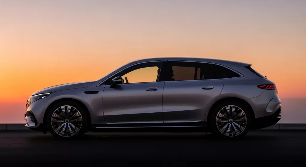 曲線美と未来感が際立つEQE SUVの特徴的なエクステリア